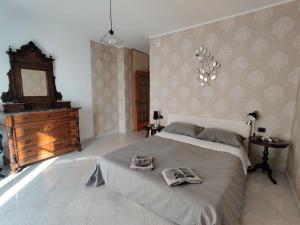 een slaapkamer met een bed met twee handdoeken erop bij La Casa di Giù in Pozzuoli