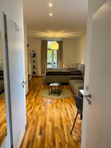 uma sala de estar com um sofá e uma mesa em Zentrale Ferienwohnung mit Balkon in Aachen em Aachen