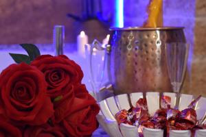 SINFONIE PUGLIESI LUXURY ROOM في توري: طاولة مع صحن من الطعام و زهرة