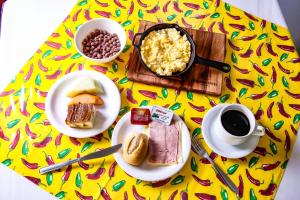Opcions d'esmorzar disponibles a Esquina Batel - Hotel Econômico
