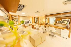 un bureau avec beaucoup de bureaux et de chaises dans l'établissement Resort In Mare Bali - Apto lado da sombra, à Parnamirim