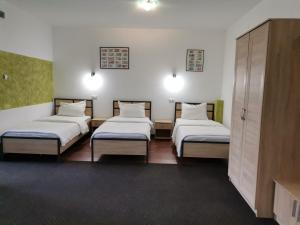 En eller flere senger på et rom på Motel Davios