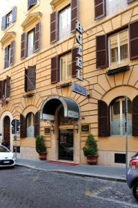 un edificio con un cartel en la parte delantera en Hotel Virgilio, en Roma