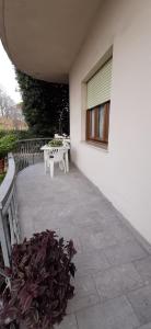 Un patio con mesa y sillas y un edificio. en da giusi, en Morciano di Romagna 2 fotos más