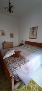 Un dormitorio con una cama grande con marco de madera. en da giusi, en Morciano di Romagna
