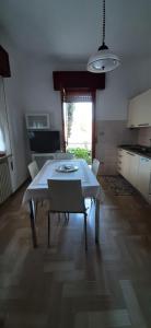 Una cocina con una mesa y sillas en una habitación. en da giusi, en Morciano di Romagna