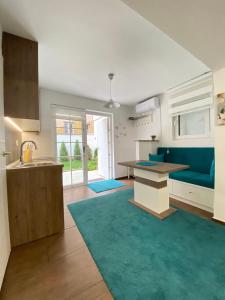 Apartment Dalia في سراييفو: مطبخ مع أريكة زرقاء وسجادة زرقاء