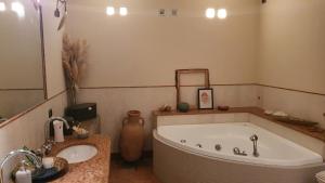 Ein Badezimmer in der Unterkunft Glicine & more Forlì