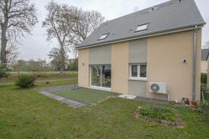 una casa con césped delante en La maison des marronniers, en Bayeux