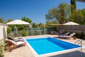 Bazén v ubytování Grappolo Lefkada Villas - Villa Vertzami just 2 km from Lefkada town nebo v jeho okolí