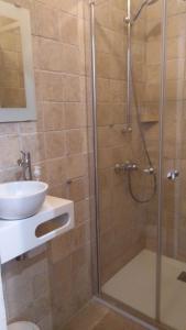 un bagno con doccia e lavandino di La Baraka a Pianottoli-Caldarello Altre 24 foto