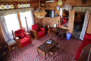 Ruang duduk di Houseboat Zaindari Palace