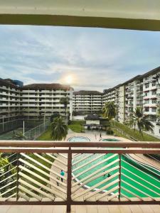 - un balcon offrant une vue sur la piscine dans l'établissement SEA LA VIE BATIK @ LAGUNA RESORT, à Port Dickson 17 autres photos