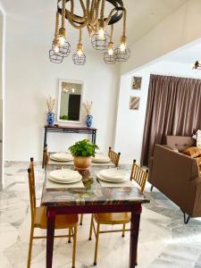 une salle à manger avec une table et des chaises dans l'établissement SEA LA VIE BATIK @ LAGUNA RESORT, à Port Dickson