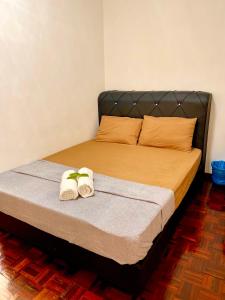 une chambre avec un lit avec deux serviettes dessus dans l'établissement SEA LA VIE BATIK @ LAGUNA RESORT, à Port Dickson