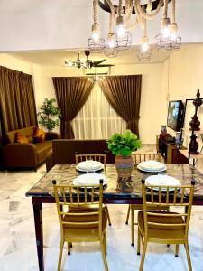 - un salon avec une table à manger et des chaises dans l'établissement SEA LA VIE BATIK @ LAGUNA RESORT, à Port Dickson