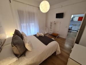 1 dormitorio con 1 cama blanca grande en una habitación en Alojamientos Segóbriga Rural (Montaña), en Segorbe