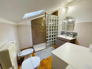 a bathroom with a toilet and a sink and a shower at Fatima Belavista & Pool in Fátima