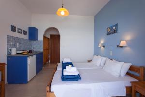 Postel nebo postele na pokoji v ubytování Flisvos Rooms
