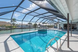 Басейн в ELEVATED 955 - Spacious Family Riverfront home 4 Bedrooms або поблизу