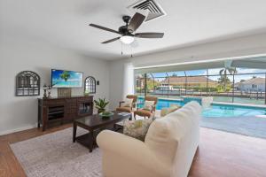 Басейн в ELEVATED 955 - Spacious Family Riverfront home 4 Bedrooms або поблизу