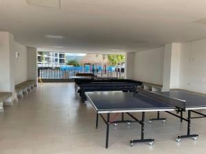 una stanza con tre tavoli da ping pong di Acogedor Apart piscina, descanso y teletrabajo a Ricaurte