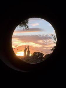 una ventana redonda con vistas a la puesta de sol en L'horizon, Suite familiale, stationnement gratuit, prise batterie, en Niort