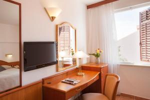 TV a/nebo společenská místnost v ubytování Hotel Odisej + 35 fotografií