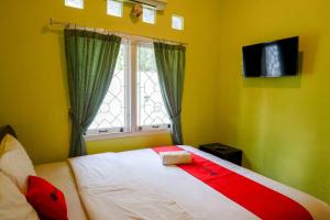Кровать или кровати в номере RedDoorz near Institut Pertanian Yogyakarta