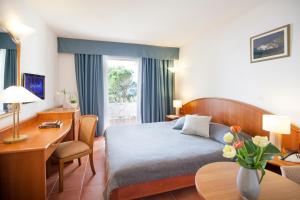 Un pat sau paturi într-o cameră la Hotel Odisej