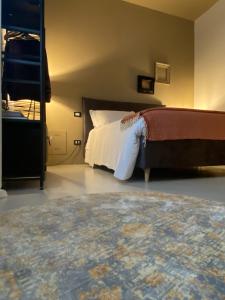 1 dormitorio con cama y alfombra en Casimiro Rooms, en Cesena