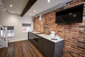 Kuchyň nebo kuchyňský kout v ubytování Three Cranes Serviced Apartments