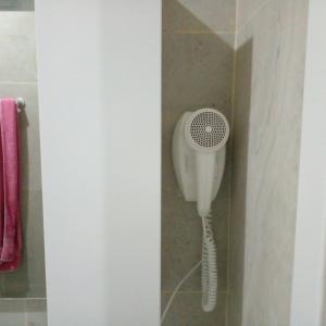 y baño con ducha y secador de pelo. en Saint Michelle Residence en Shetaj
