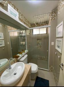 een badkamer met een wastafel, een toilet en een douche bij Resort Beach Place in Aquiraz