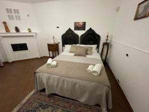 a bedroom with a large bed and a fireplace at B&B Barletta Acasamia con Parcheggio Privato in Barletta