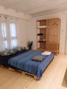 A bed or beds in a room at גן עדן ביקנעם המושבה