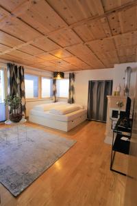 ein Schlafzimmer mit einem großen Bett in einem Zimmer in der Unterkunft Chasa Max in Samnaun
