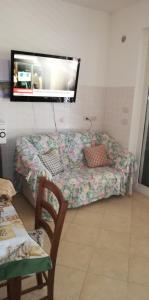 Habitación con cama y TV de pantalla plana. en Sole e azzurro en Fiumefreddo di Sicilia