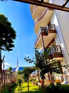 un edificio con balcones en un lateral en YELKEN PANSİYON Sinop en Sinope