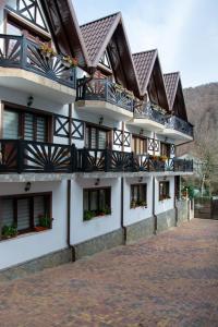 un edificio con balcones en un lateral en Casa Albert Sinaia, en Sinaia