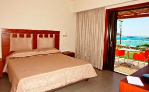 Ένα ή περισσότερα κρεβάτια σε δωμάτιο στο Kymi Palace 