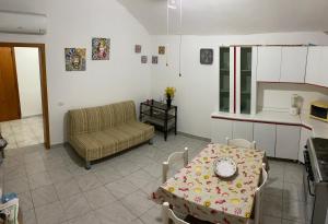 salon ze stołem i kanapą w obiekcie Cucchiara apartment w Katanii +6 zdjęć