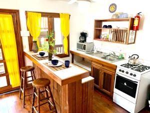 Una cocina o kitchenette en Seabreeze Inn