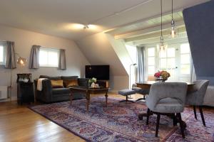 a living room with a couch and a table at Graanzicht in Midwolda