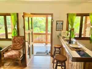 Un balcón o terraza en Seabreeze Inn