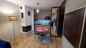 Televízia a/alebo spoločenská miestnosť v ubytovaní Apartament Widokowy 40