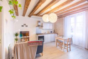 a kitchen and dining room with a table and chairs at LE LÉONARD Échappée Amboisienne avec sauna partagé in Amboise