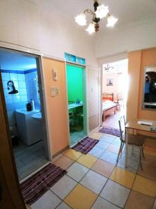 Televízia a/alebo spoločenská miestnosť v ubytovaní Athens Neoclassical