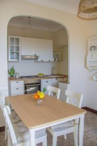 eine Küche mit einem Tisch und einer Obstschale darauf in der Unterkunft Casa Paz, centro storico vista mare in Bordighera