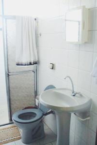 ein Bad mit einem WC und einem Waschbecken in der Unterkunft Paradise Hostel e Flats in Itatiaia